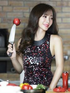 Liuyan with knife and apple