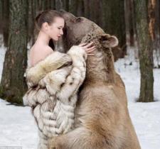 俄女模与棕熊合影 号召公众减少猎杀<br /> 你能想象图中与衣着单薄的性感模特上演爱的抱抱的是一头身高2.2米且重达650公斤的棕熊吗<br />http://t.co/EmFZkzqoKp http://t.co/tAemmrc1Vv
