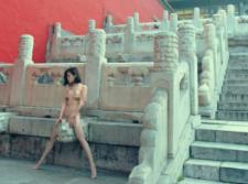 中国故宫博物院发生女模特拍裸照事件，闹得沸沸扬扬。故宫博物院回应称已报案，目前警方正在调查处理中。http://t.co/MimTaiDV2D http://t.co/cgWQ2RBUul