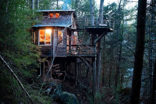 treehauslove: Asheville Treehouse. A permanently inhabited treehouse in the beautiful woods 200 yards above the Ivy river. Located in Asheville, North Carolina.Â 