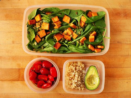 garden-of-vegan: Food on the Go: a slightly altered version of my Spinach, Avocado, and Brown Rice Salad with Seasoned Tofu (Instead of baking the tofu I sautÃ©ed it in coconut oil until crispy and golden and then seasoned with light soy sauce and srira