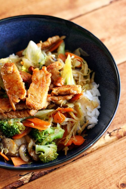 garden-of-vegan: Short grain rice topped with stir-fried veggies (shredded cabbage, broccoli florets, mushrooms, and carrots), Tofurkyâs sesame garlic marinated tempeh, and teriyaki sauce.