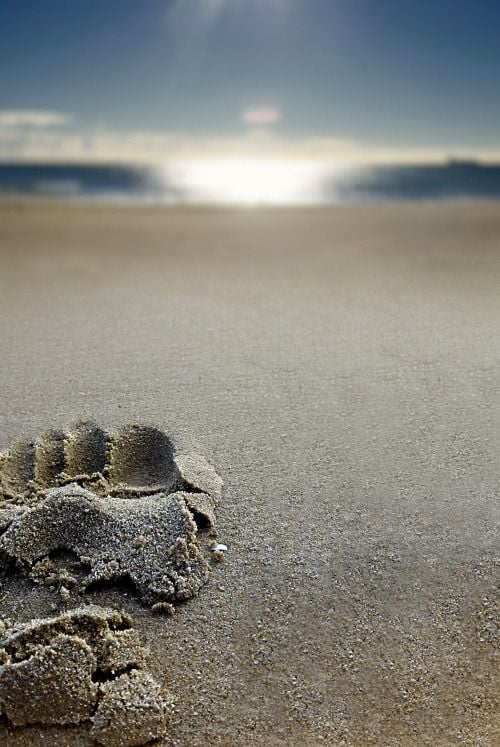 footprint on beach @tumb.epicks.item.595254222051512.ws