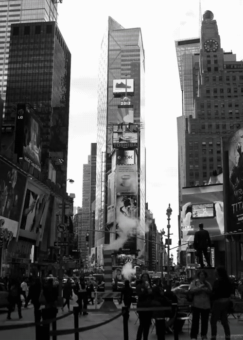 black-and-white-gifs: Times Square, New York City (Hang Zhang) @tumb.epicks.item.791017519260488.ws
