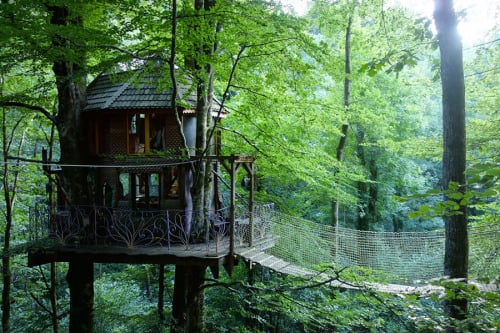 Auvergne Treehouse. A cozy treehouse with a hanging bridge which... (Tree Houses)