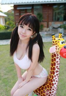 性感模特刘飞儿Faye与长颈鹿玩耍(图11)