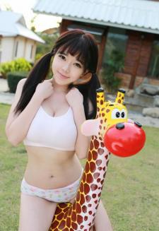 性感模特刘飞儿Faye与长颈鹿玩耍(图9)
