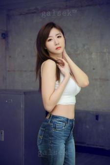韩国锥子脸白皙美女