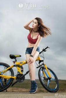 性感自行车美女