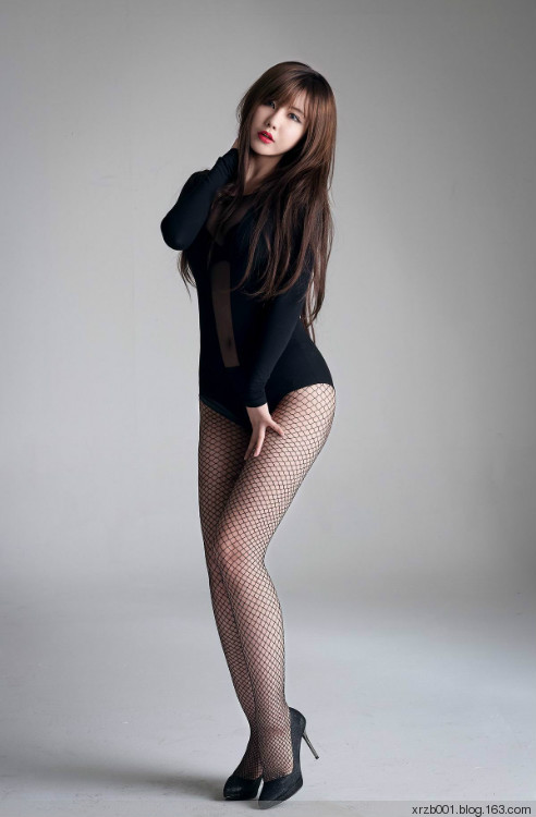 韩国美女柳智惠黑丝网袜裤写真