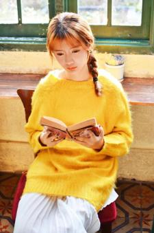 穿黄色毛衣的美女