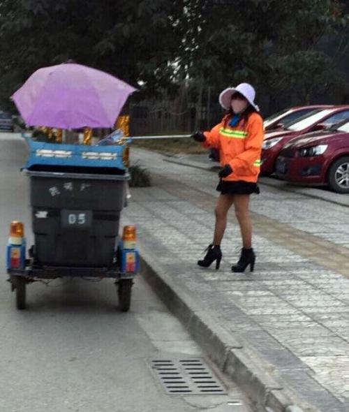 RT @cnfocus: 时尚环卫姐穿丝袜高跟上阵 系帮同事代班<br />黑色短裙、丝袜、高跟鞋，这不是一位正在逛街的时尚女郎，而是一名时尚的环卫姐。3月1日下午<br />http://t.co/rR5szpqTZ2 http://t.co/NgDF1fB9gs
/tmp/UploadBetaMIr6M1 [短裙]

File Size (KB): 50.67 KB
Last Modified: November 26 2021 18:31:47
