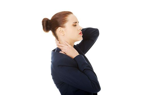 Mujer de negocios con dolor de espalda cuello.