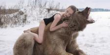 俄罗斯女模特与棕熊雪中合影反猎杀 网友：穿的是皮草 http://t.co/TlvzG8zY4B http://t.co/pyad0ayVZH
