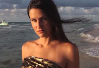 比基尼美女美国海滩拍照 结果遭偷渡客抢镜<br />【环球网综合报道】据英国《每日邮报》7月27日报道，日前，美国一位摄影师在为女模特拍<br />http://t.co/yBxizZMu5G http://t.co/m5BLt81rjH