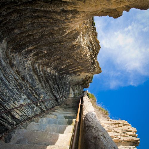itscolossal: Are you looking up? Or down? Or both? A wild optical illusion at the Stairway of the King of Aragon in France. Photographed by Allard Schager.Â 