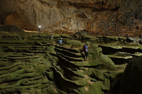 innocenttmaan: The Son Doong Cave in Vietnam is the biggest cave in the world. Itâs over 5.5 miles long, has a jungle and river, and could fit a 40-story skyscraper within its walls.