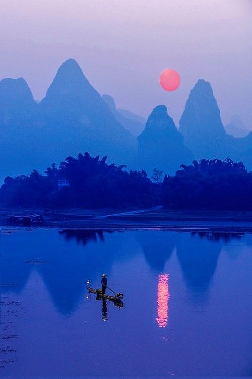 gl0vving: by Michael Sheridan TheÂ Li River orÂ LijiangÂ is a river inÂ Guangxi ZhuangÂ Autonomous Region,Â China. It ranges 83 kilometers fromÂ GuilinÂ toÂ Yangshuo, where the Karst mountain and river sights highlight the famousÂ Li R