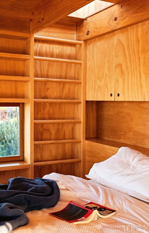 voguelivingmagazine: The cosy bedroom of the award-winning holiday house on New Zealandâs Coromandel Peninsula.