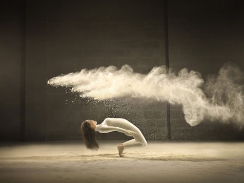 mymodernmet: Brussels-based photographer Jeffrey Vanhoutte freezes extraordinary instants in time in these expressive shots of an acrobatic dancer leaping and twirling amid dynamic clouds of powder. The Belgian photographer captured these spontaneous shot