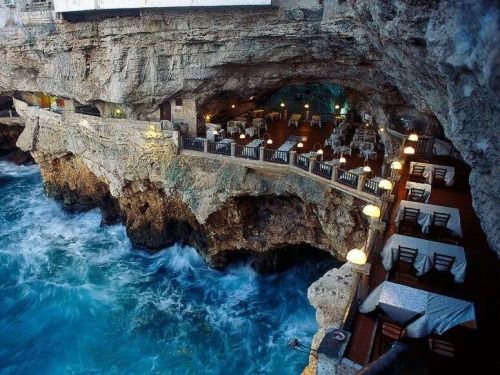 badandperfectlygoodatit: Oceanside restaurant built in a cave in Italy. So beautiful. @tumb.epicks.item.938852171476637.ws