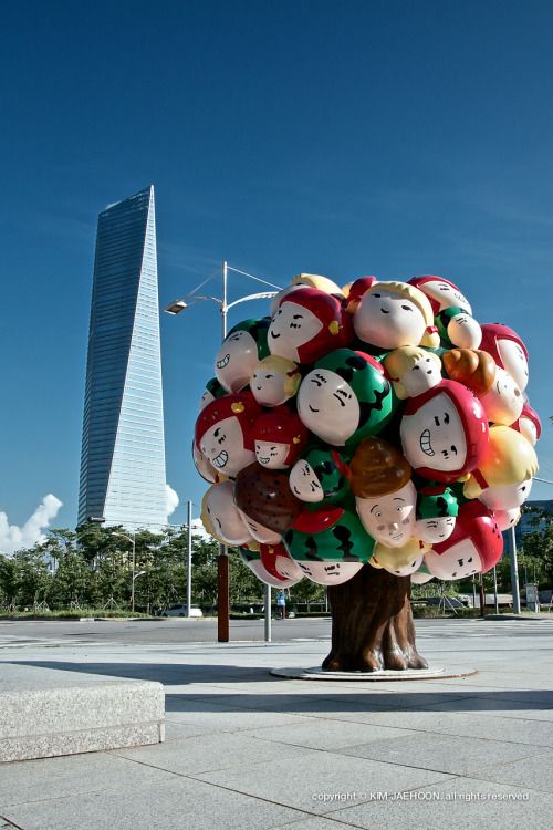 jaehoon-kim: Tree consisting of characterâs heads. Incheon, South Korea, August 15, 2013. @tumb.epicks.item.190263039137338.ws