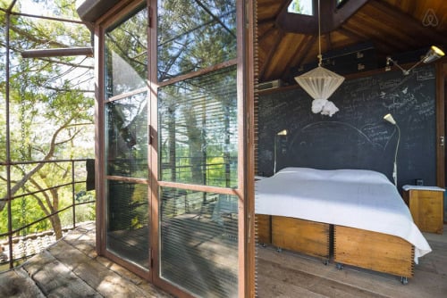 Casa Barthel Treehouse. A modern treehouse with a queen size bed... (Tree Houses)