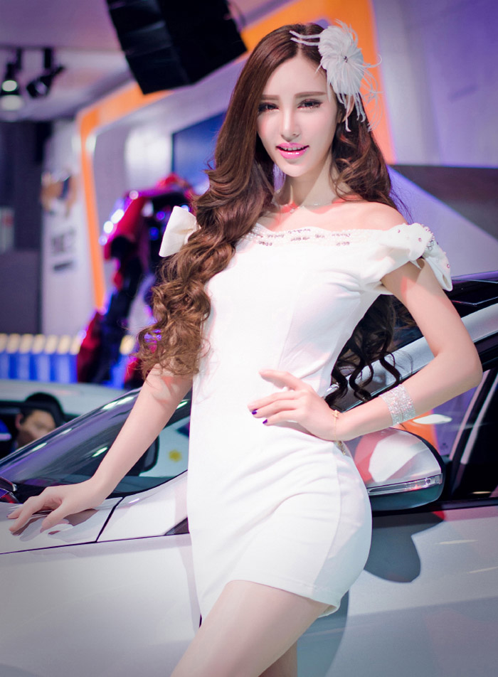 2014沈阳车展上的极品车模(图6), CsJnnT [车模 妹纸 Car Models] url = http://7su.me/wp-content/uploads/zngirls/2016/08/31/00/2016083115943.jpg