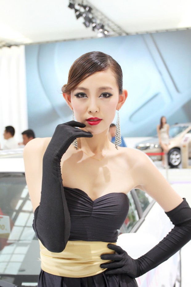 贵妇车模深V礼服扮演性感少女(图3), 5B0m9o [车模 妹纸 Car Models] url = http://7su.me/wp-content/uploads/zngirls/2016/08/31/00/2016083116040.jpg
