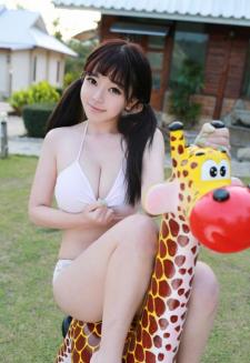 性感模特刘飞儿Faye与长颈鹿玩耍(图3)