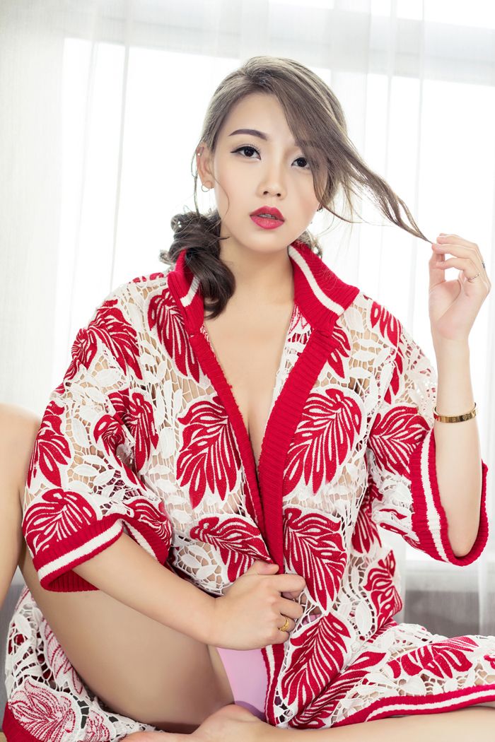 头条女神阳阳性感巨胸大到捧不住, zgVb1U [性感 妹子 Sexy Girls] url = http://7su.me/wp-content/uploads/zngirls/2016/08/31/01/2016083117388.jpg