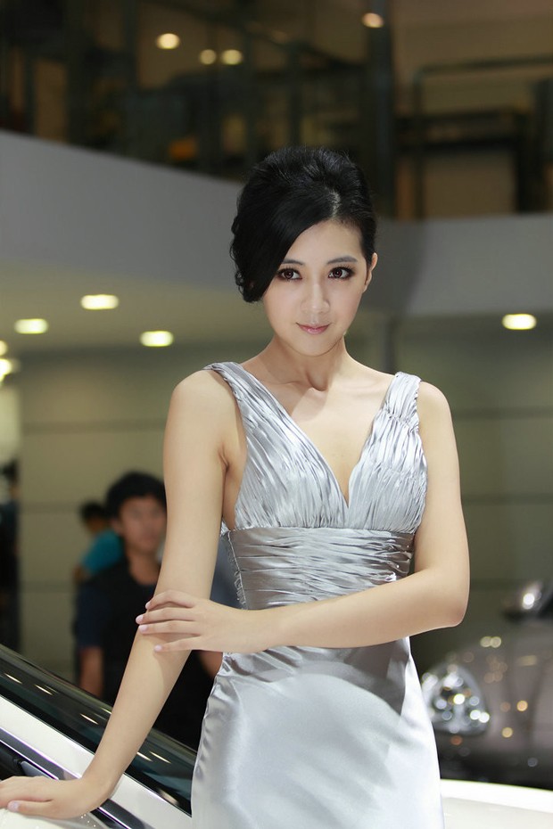 世界级顶级宝马车模车展秀美腿(图14), Rr1OZB [车模 妹纸 Car Models] url = http://7su.me/wp-content/uploads/zngirls/2016/08/31/00/2016083115992.jpg