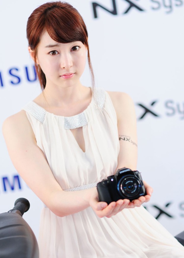 车模李佳娜车展上扮演纯美数码宝贝(图6), utx3di [车模 妹纸 Car Models] url = http://7su.me/wp-content/uploads/zngirls/2016/08/31/00/2016083116288.jpg