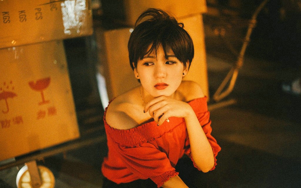 夜晚街头上的艳丽一字肩美女孤独写真撩人  [1/9p] 性感 妹子 Sexy Girls, Wg9qnb [性感 妹子 Sexy Girls] url = http://7su.me/wp-content/uploads/xd/2016/09/03/00/201609Saturday799.jpg