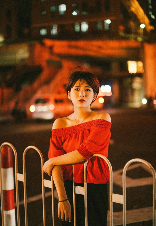 夜晚街头上的艳丽一字肩美女孤独写真撩人  [1/9p] 性感 妹子 Sexy Girls, O0Kp8u [性感 妹子 Sexy Girls] url = http://7su.me/wp-content/uploads/xd/2016/09/03/00/201609Saturday795.jpg
