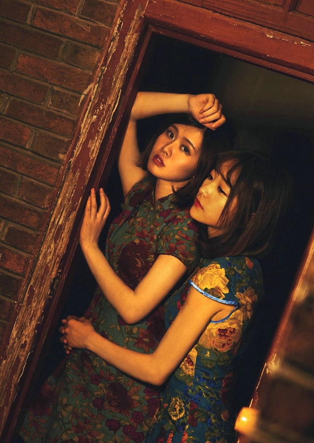旗袍姐妹花相互依偎极致魅惑诱人  [1/9p] 性感 妹子 Sexy Girls, YreS7g [性感 妹子 Sexy Girls] url = http://7su.me/wp-content/uploads/xd/2016/09/05/09/201609Monday950.jpg