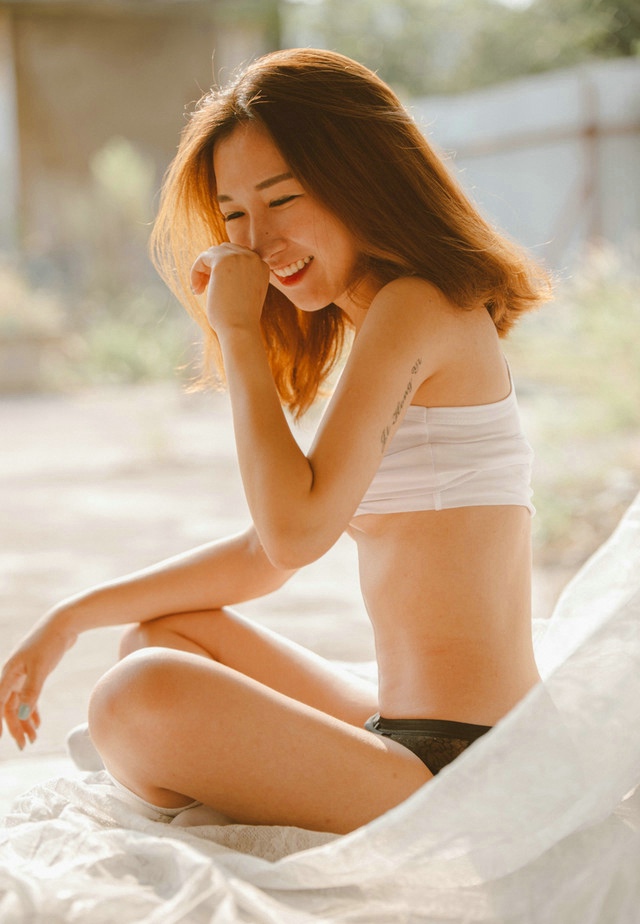 沙发上短发美女脱衣半裸诱惑甜美笑容迷人  [1/11p] 性感 妹子 Sexy Girls, kc1dar [性感 妹子 Sexy Girls] url = http://7su.me/wp-content/uploads/xd/2016/09/05/09/201609Monday1025.jpg