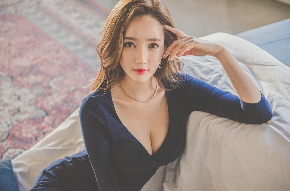 高挑卷发美女蓝色妖姬紧身长裙凸显曲线妖娆  [1/8p] 性感 妹子 Sexy Girls, jvyp3p [性感 妹子 Sexy Girls] url = http://7su.me/wp-content/uploads/xd/2016/09/05/09/201609Monday1181.jpg