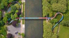 Luftbild der „Slinky Springs to Fame“-Brücke über den Rhein-Herne-Kanal, Oberhausen, Nordrhein-Westfalen, Deutschland (© imageBROKER/Alamy)