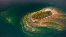 Luftbild einer Felseninsel im Oberen See, Thunder Bay, Ontario, Kanada (© Rolf Hicker/Getty Images) Bing Everyday Wallpaper 2016-09-14