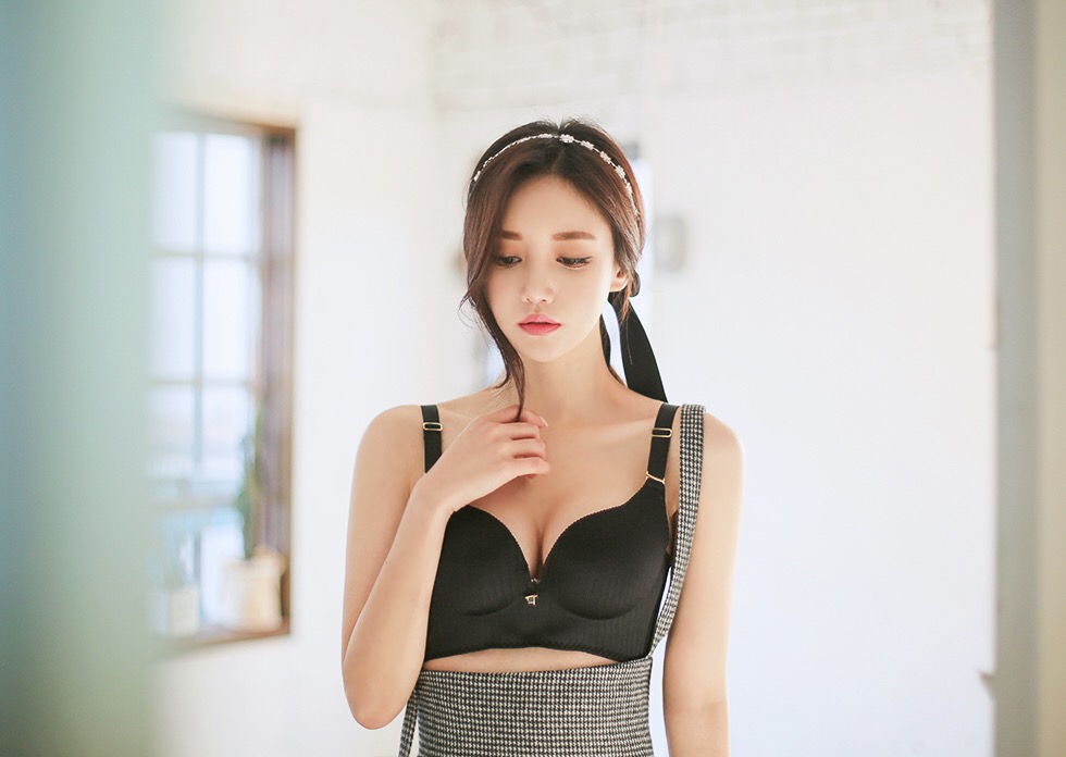 美女模特着胸罩秀性感锁骨, BDIhZQ [性感 妹子 Sexy Girls] url = http://7su.me/wp-content/uploads/test/2016/09/20/09/20160920862.jpg