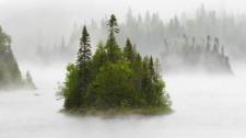 芬顿湖中雨雾缭绕的小岛，苏必利尔湖省立公园，加拿大安大略省 (© Mike Grandmaison/Getty Images) Bing Everyday Wallpaper 2016-09-27