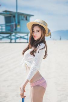 女模特海边沙滩晒日光浴