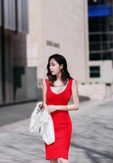 红色修身长裙