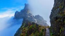 马德拉岛的山间小径，葡萄牙 (© Rusinka/Shutterstock) Bing Everyday Wallpaper 2016-10-12