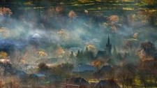 薄雾笼罩的特兰西瓦尼亚乡村，罗马尼亚 (© Alex Robciuc/REX/Shutterstock) Bing Everyday Wallpaper 2016-10-27