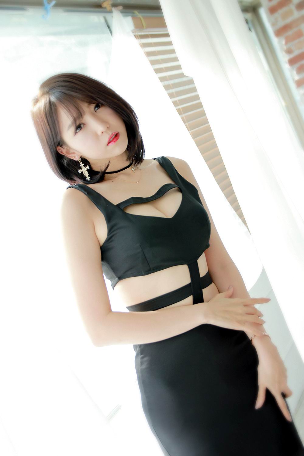 雪白大胸脯短发美女, Dwrz98 [性感 妹子 Sexy Girls] url = http://img.orzaa.com/co/2016/11/04/00/201611041784.jpg