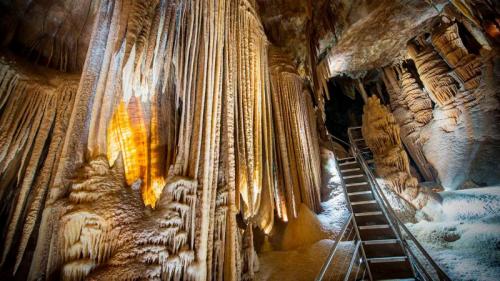 Jenolan Caves, New South Wales, Australia (© Andrew Bertuleit/Corbis Documentary/Getty Images) Bing Everyday Wallpaper 2016-11-08
/tmp/UploadBetaHu6FfV [Bing Everyday Wall Paper 2016-11-08] url = http://www.bing.com/az/hprichbg/rb/JenolanCave_EN-AU9358533130_1920x1080.jpg

File Size (KB): 308.69 KB
Last Modified: November 26 2021 18:03:55

