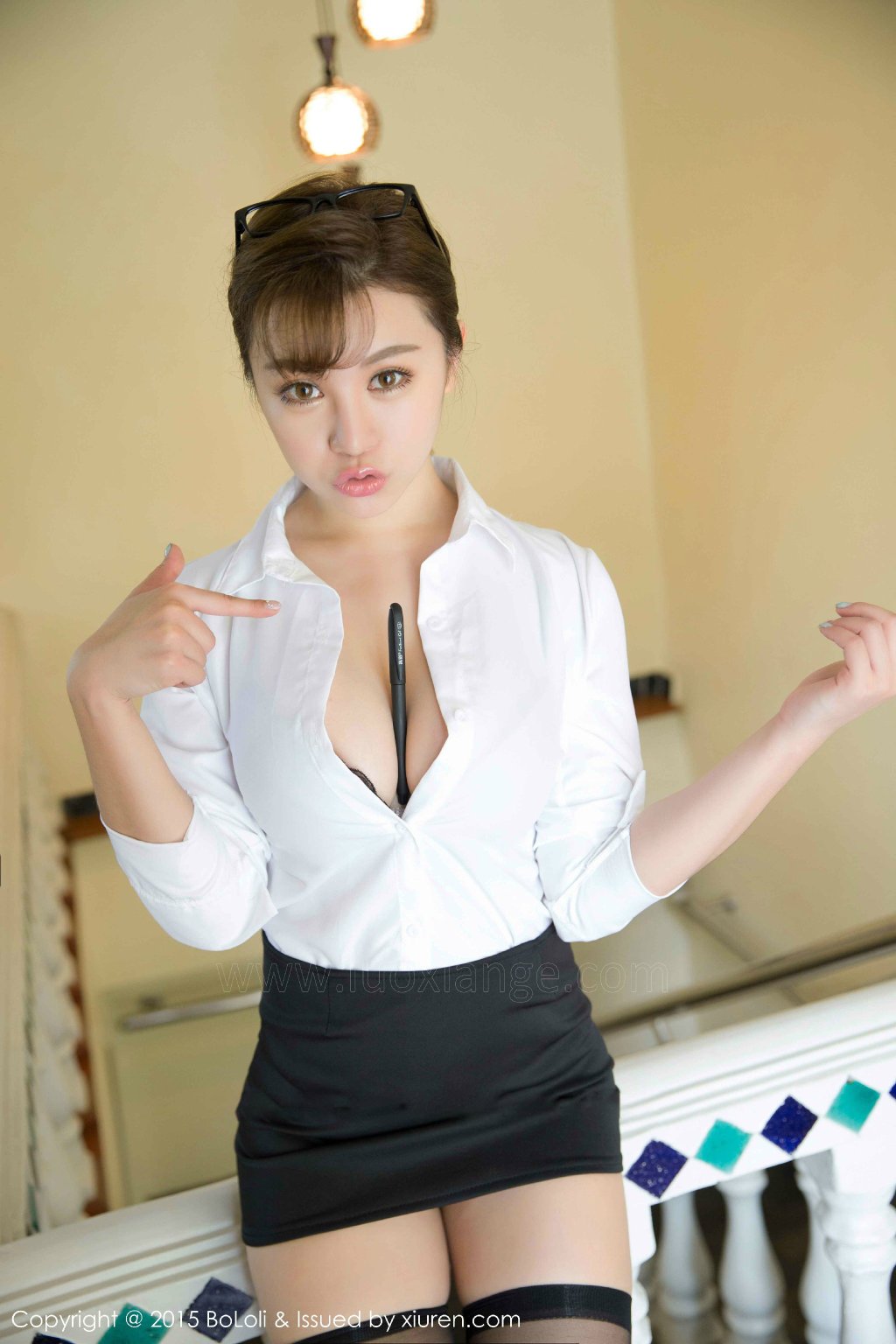 大胸美女胸夹手机, IKCBLi [性感 妹子 Sexy Girls] url = http://img.orzaa.com/co/2016/11/16/14/201611169.jpg