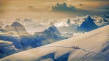 正在征服少女峰的攀登者们，伯尔尼阿尔卑斯山，瑞士 (© plainpicture/Cultura/Lost Horizon Images) Bing Everyday Wallpaper 2016-12-09